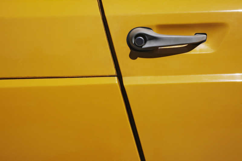 黄色轿车车门把手